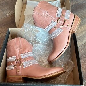 New in box frye size 11